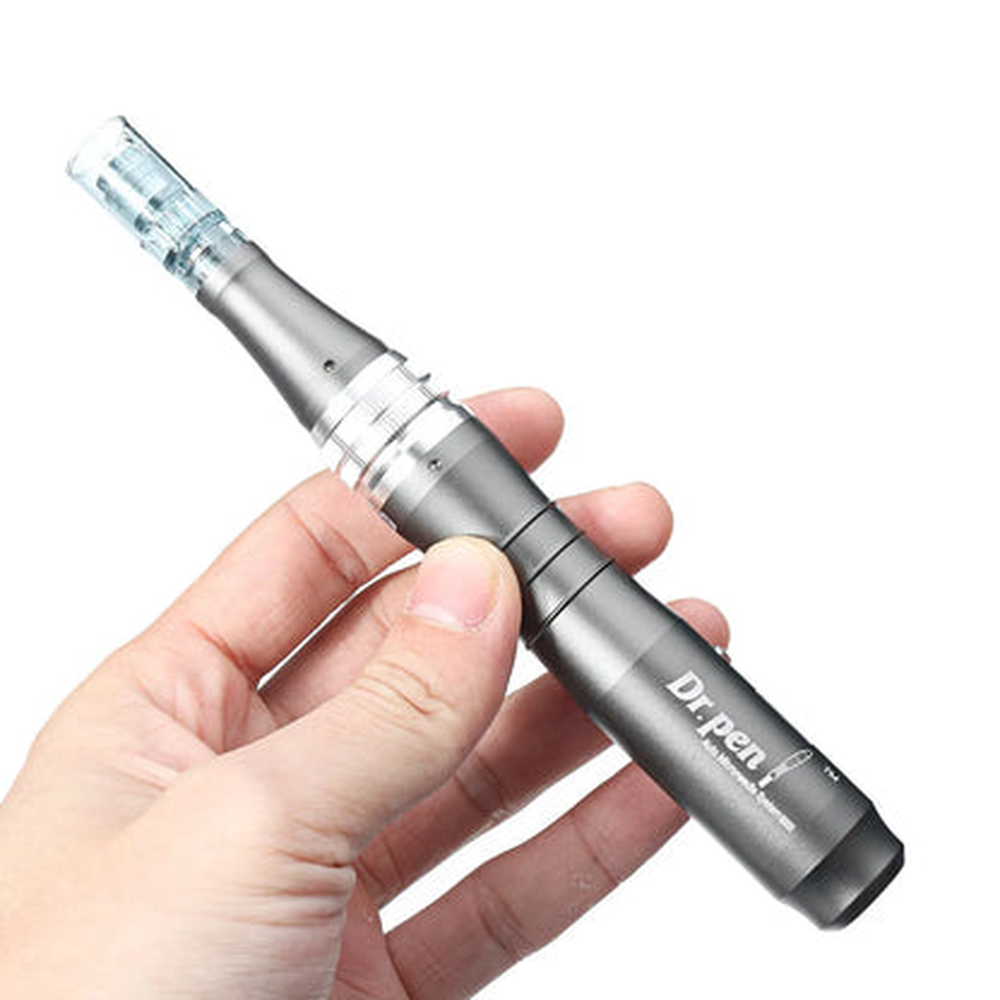 Dr. Pen M8 в руке для демонстрации формы и размера